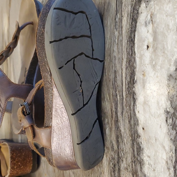 Leather comfort wedge sandal - Picture 7 of 8